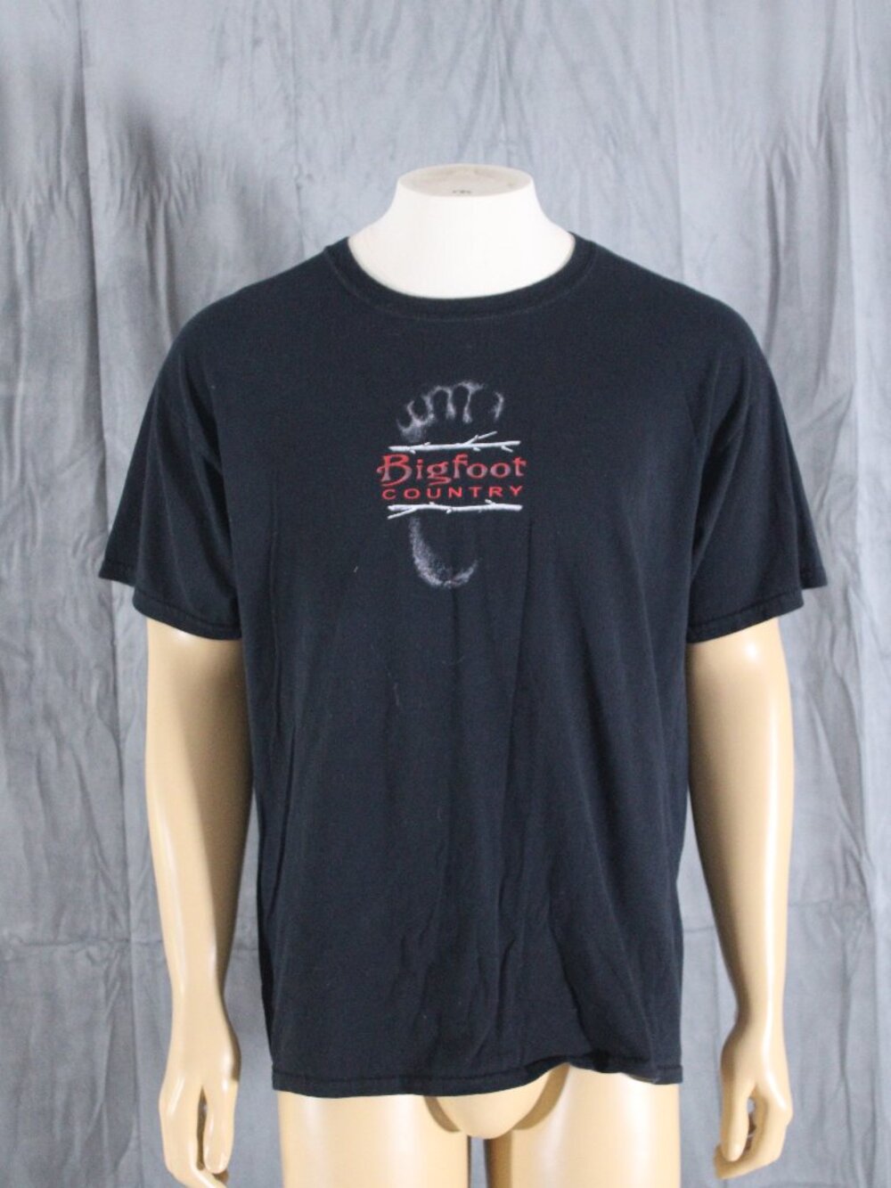 Graphic T-shirt - Bigfoot Country Bigfoot Graphic - Men's Large